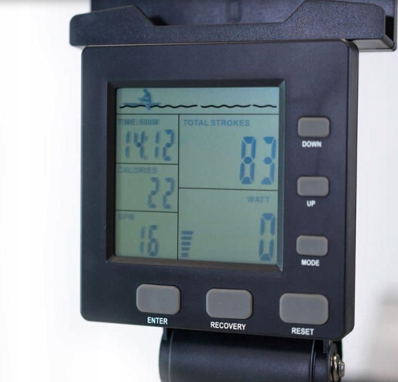 Treningsapparat Hjemme LCD-display i sort plast med treningsdata, trykk-knapper på høyre side og under skjermen.