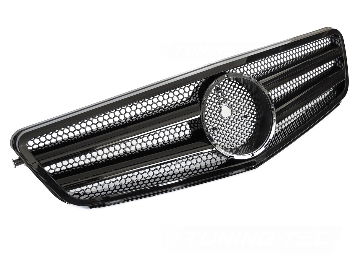 Grill til Mercedes C-Klasse W204/S204 07-14 i blank sort sett rett forfra på hvit bakgrunn.