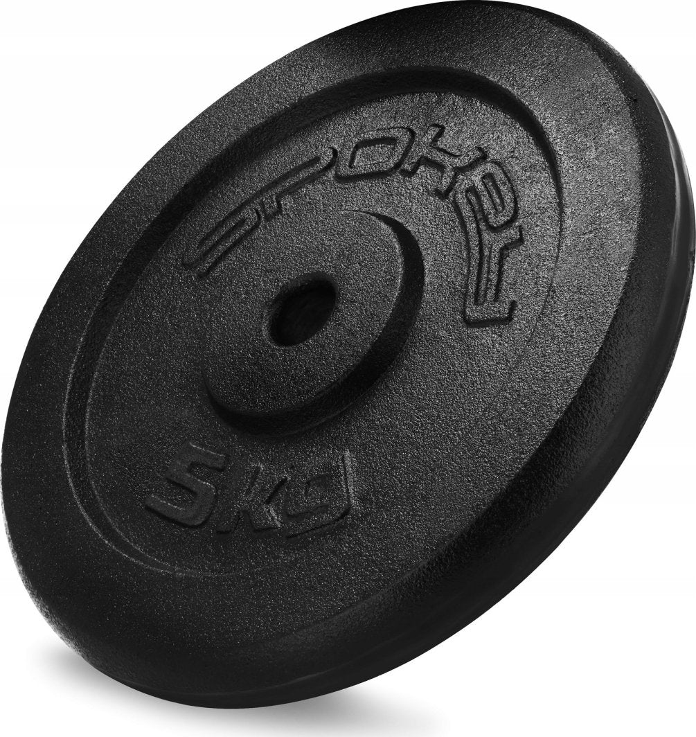 Vektplate i sort støpejern på 5 kg sett fra skrå vinkel, med synlig logo og hull på 28 mm i midten.