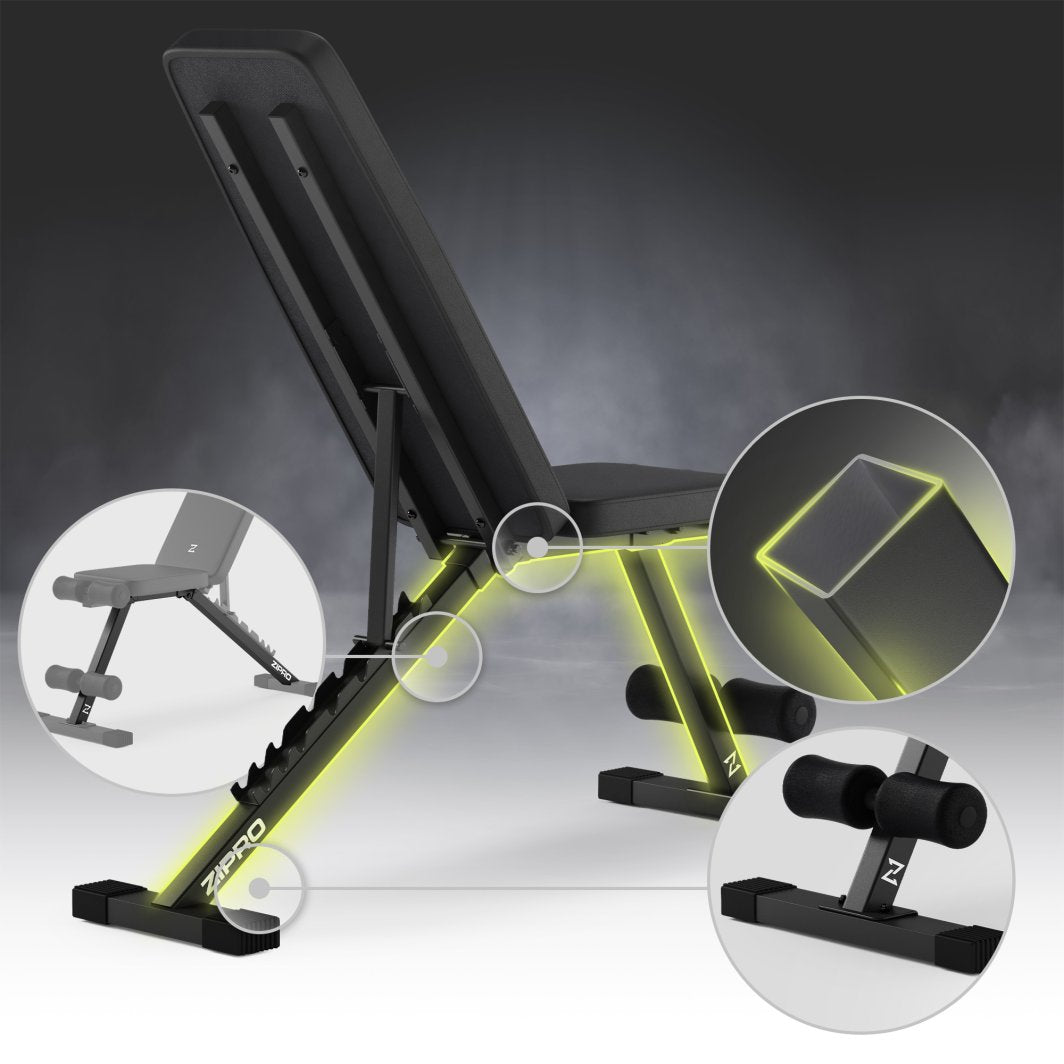 Treningsbenk i svart metall og skum, sidevisning med fokus på rammedetaljer og polstret fotstøtte.