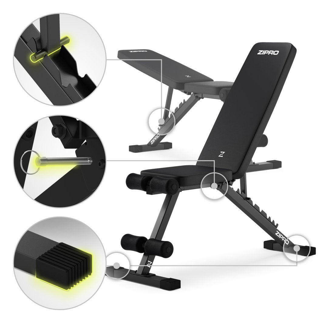 Treningsbenk Justerbar i svart metall med polstring, sett fra siden, viser låsemekanisme og antigli-gummiknotter.