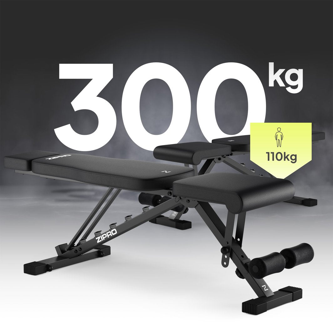 Treningsbenk i sort metall med justerbar rygg og sete, store tall viser maks 300 kg belastning og 110 kg brukervekt.
