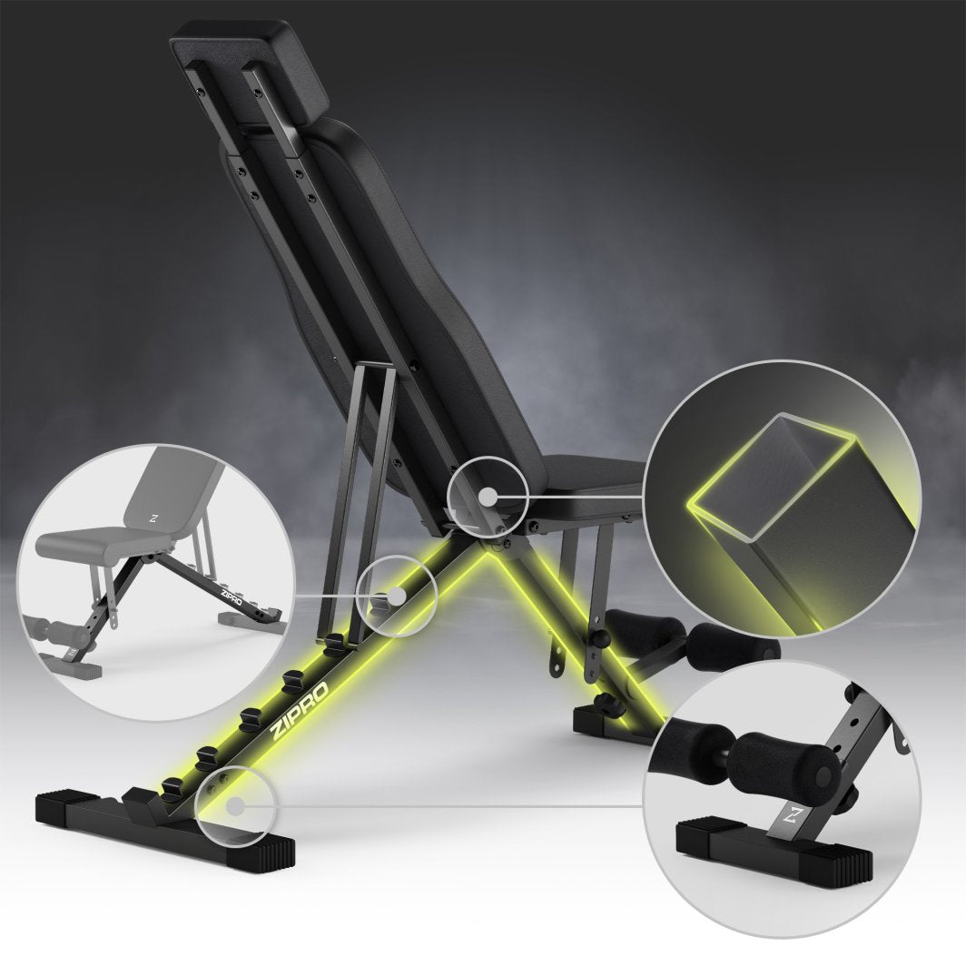 Sammenleggbar Treningsbenk i svart metall med justerbar rygg, polstrede fotruller og detaljerte sømmer, sett fra siden.