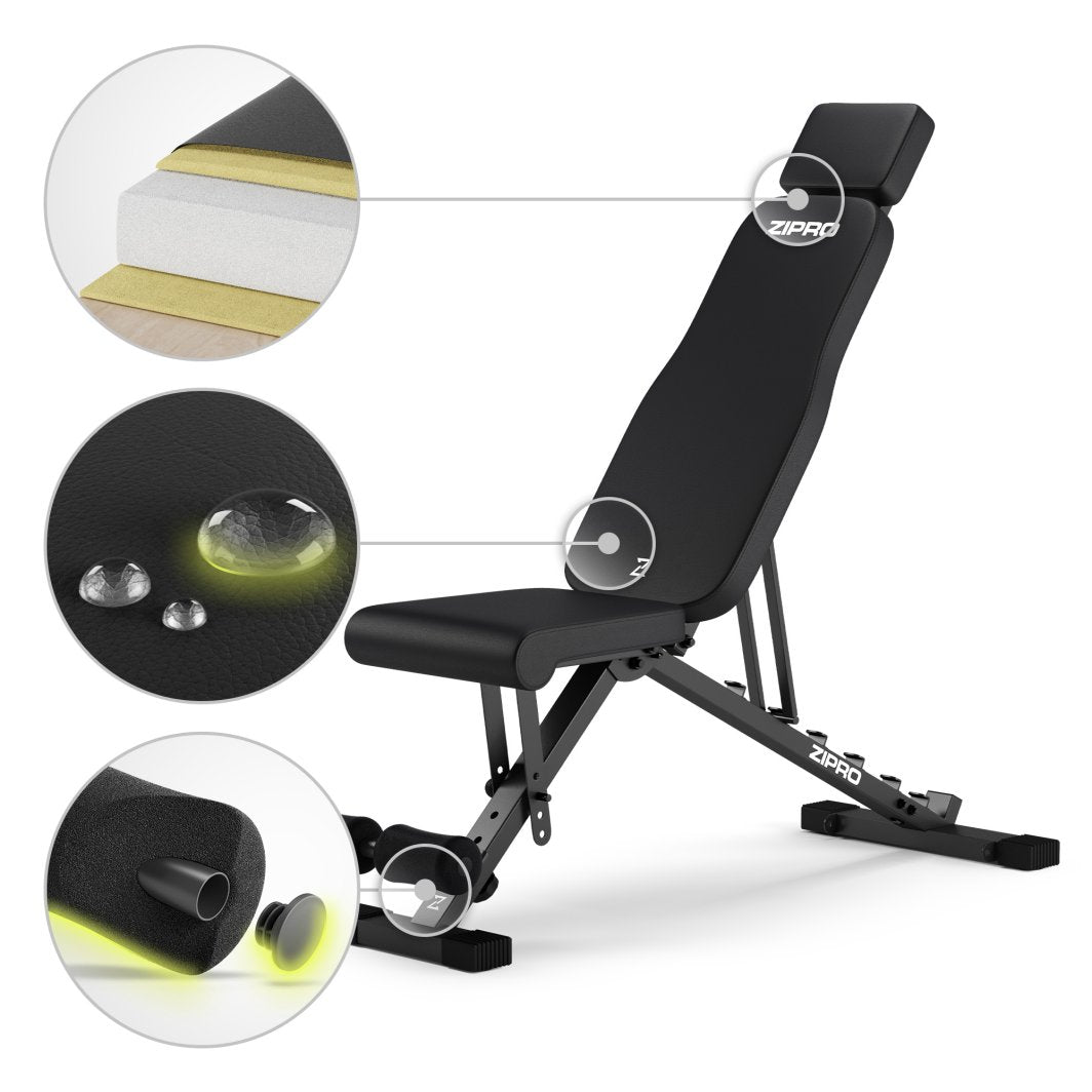 Justerbar Treningsbenk i sort stoff og metall, sideperspektiv med fokus på polstring og vannavstøtende trekk.