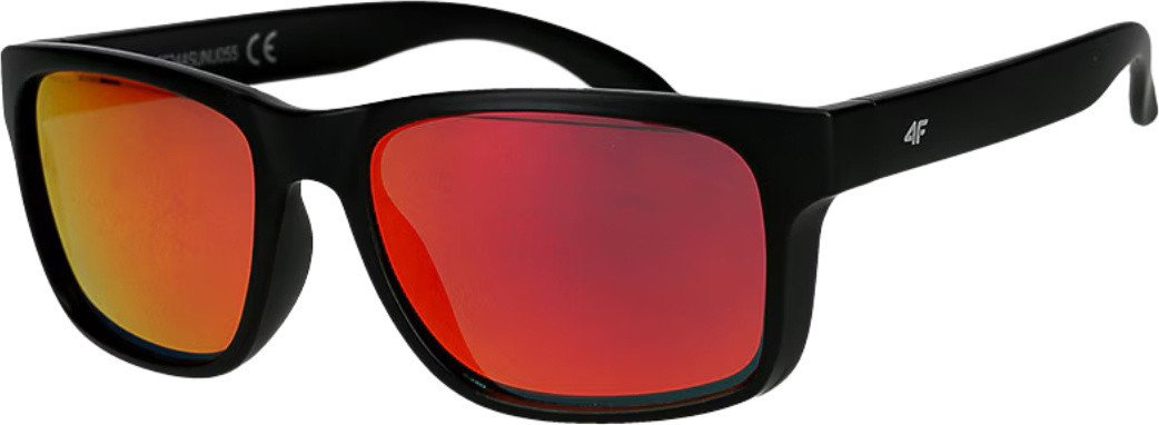 Solbrille med svart innfatning og røde speilglass, sett skrått forfra, sølvfarget logo på stangen.