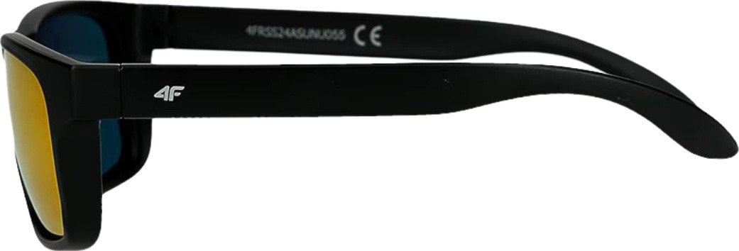 Solbriller i sort plast med rette stenger, gul-oransje speilglass og hvit logo på siden, sett fra siden.