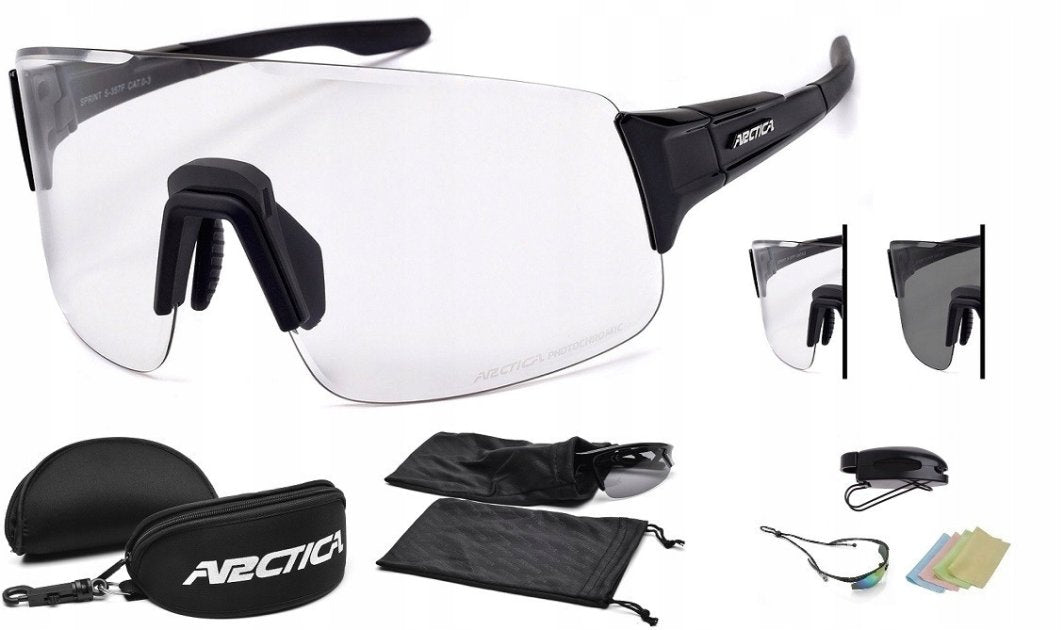 Sportsbriller med svart innfatning, fotokromiske linser, etui, poser, brillesnor og pussekluter synlig foran.