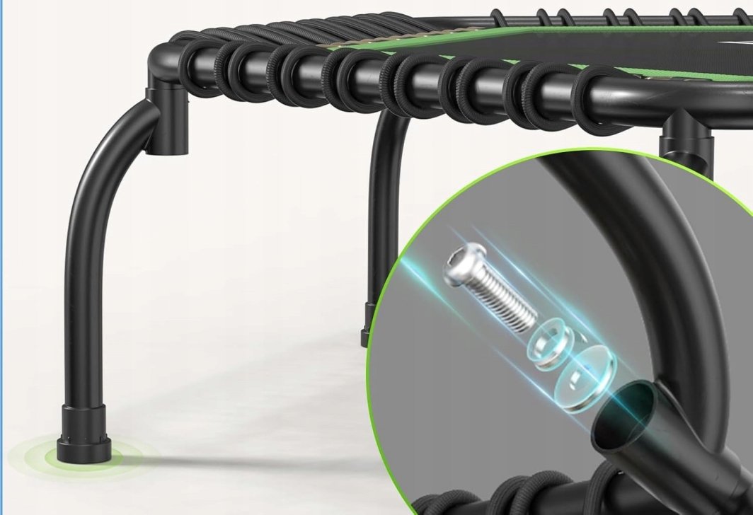 Minitrampoline med sort metallramme, bein og strikkfester, nærbilde av bolt og skive for montering fra siden.