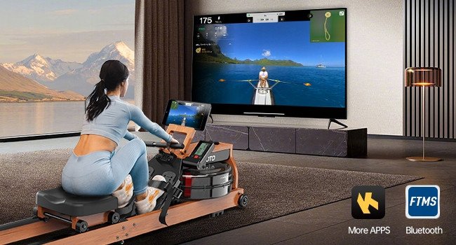 Romaskin Sammenleggbar i tre og sort, person trener foran stor TV med virtuell roing i stue med fjellutsikt.