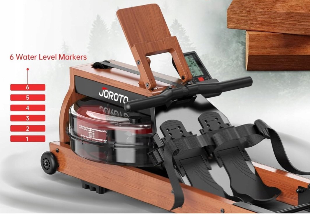 Treningsapparat Hjemme romaskin av tre og sort plast med vanntank, seks vannivåer og digitalt display fra skrå vinkel.