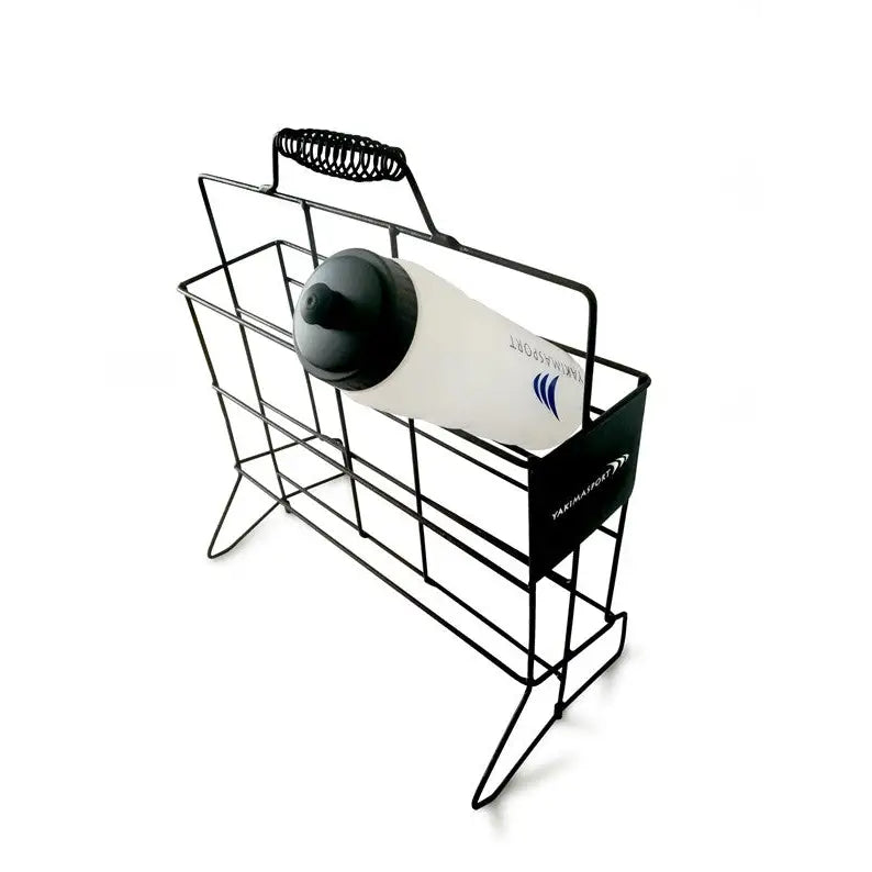 Vannflaskestativ i svart metall med bærehåndtak og én gjennomsiktig drikkeflaske med svart kork.