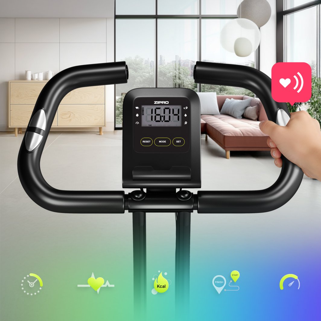 Trimsykkel med sort styre, digitalt display og pulssensorer, en hånd holder styret i lys stue.