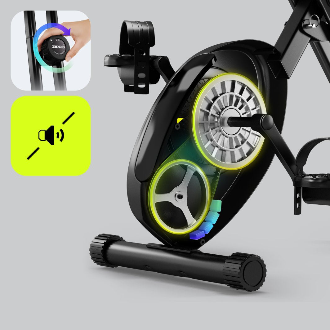 Treningssykkel med fokus på drivverk og pedaler, stillegående markering, svart design og synlig motstandshjul.