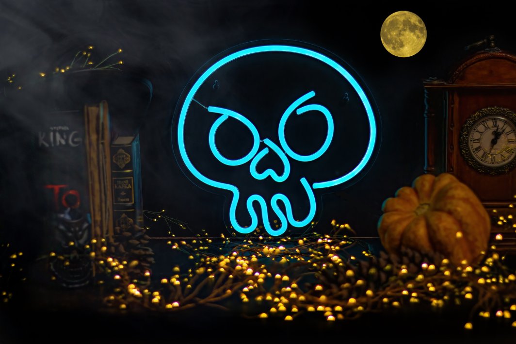 Tredemølle hjemme neonskilt Graffiti Hodeskalle turkis med lyslenker, bøker og dekor mot mørk bakgrunn.