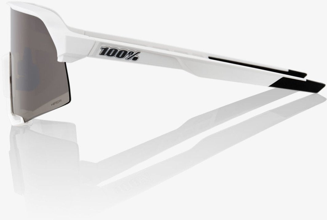 Sportsbriller i hvit plast med mørke speilglass, svart logo på stangen, sett fra siden mot reflekterende underlag.