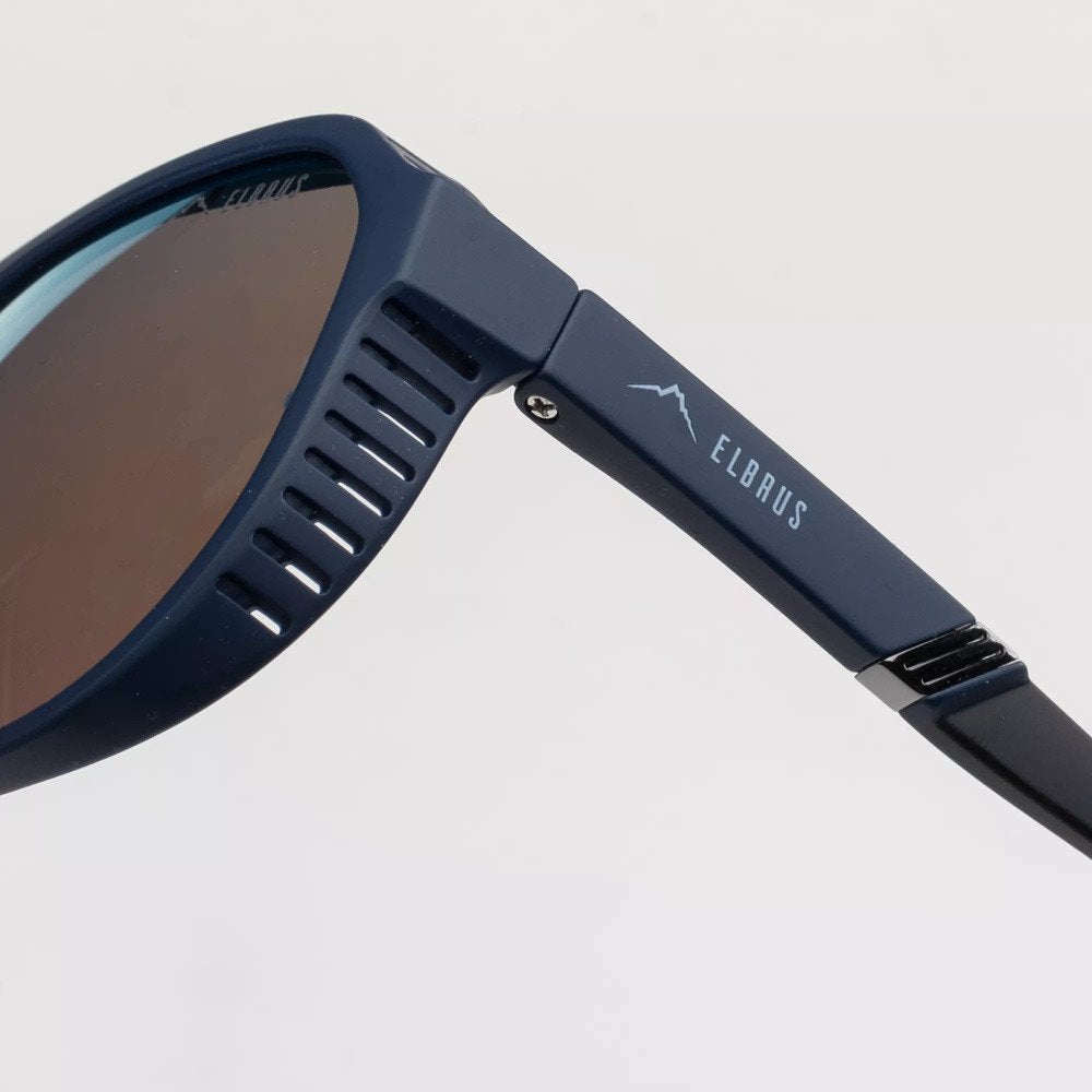 Solbriller Herre i mørkeblå plast med brune glass, ventilasjon ved glasset og Elbrus-logo på stangen.