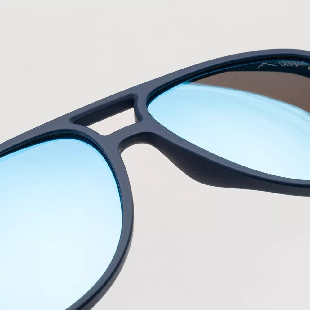 Sportsbriller med sort innfatning og lyseblå speilglass, nærbilde fra front og side med tydelig bro og glass.