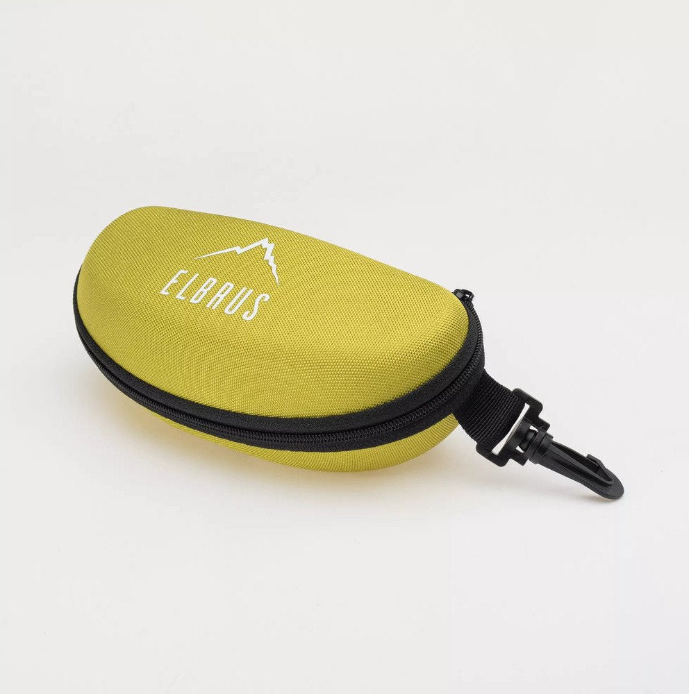 Solbriller etui i gul halvhard utførelse med sort glidelås, karabinkrok og hvit logo med fjellmotiv på toppen.