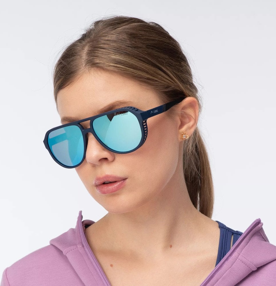 Solbriller Herre med blåspeilende glass og mørk blå ramme, vist på kvinne fra skrå vinkel mot nøytral bakgrunn.