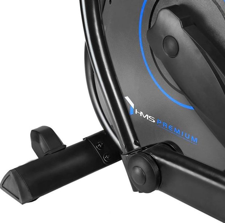 Ellipsemaskin i sort utførelse med stor ramme, display og solide håndtak, plassert på lyst gulv.