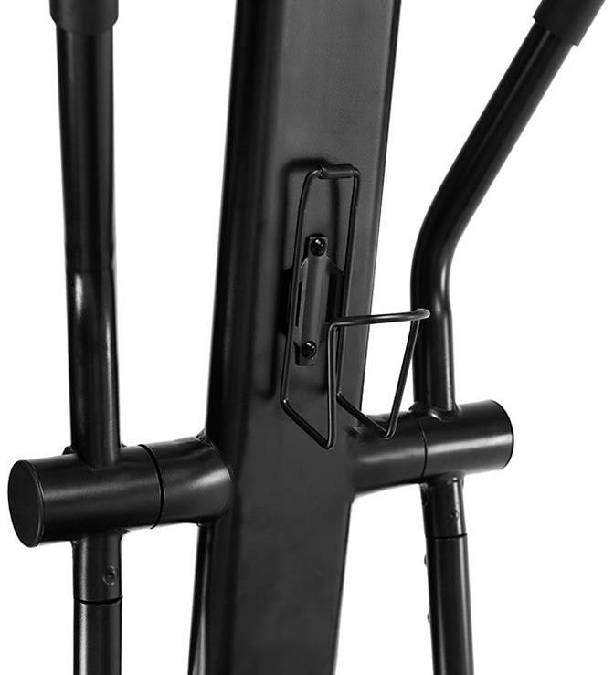 Crosstrainer med sort metallramme, flaskeholder og synlige detaljerte rør og sveiseskjøter, sett bakfra.