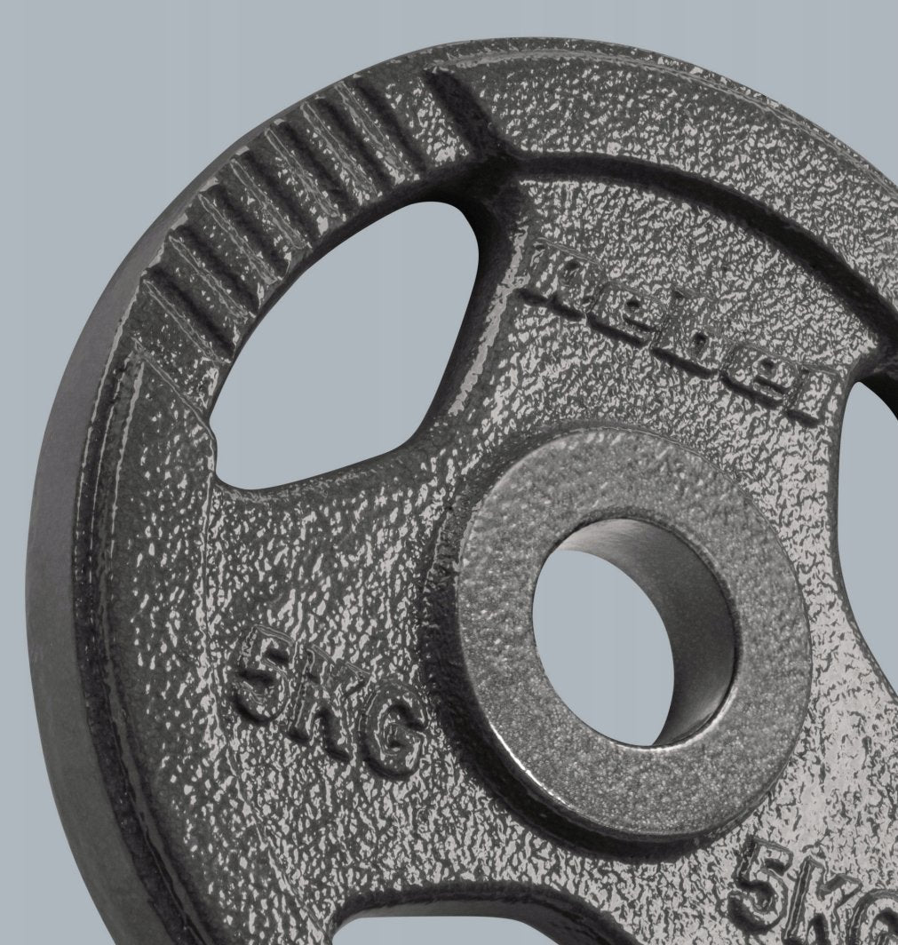 Vektskiver 50mm grå metallplate med grov overflate, preget 5 kg, detaljert fra skrå vinkel med synlig hull.