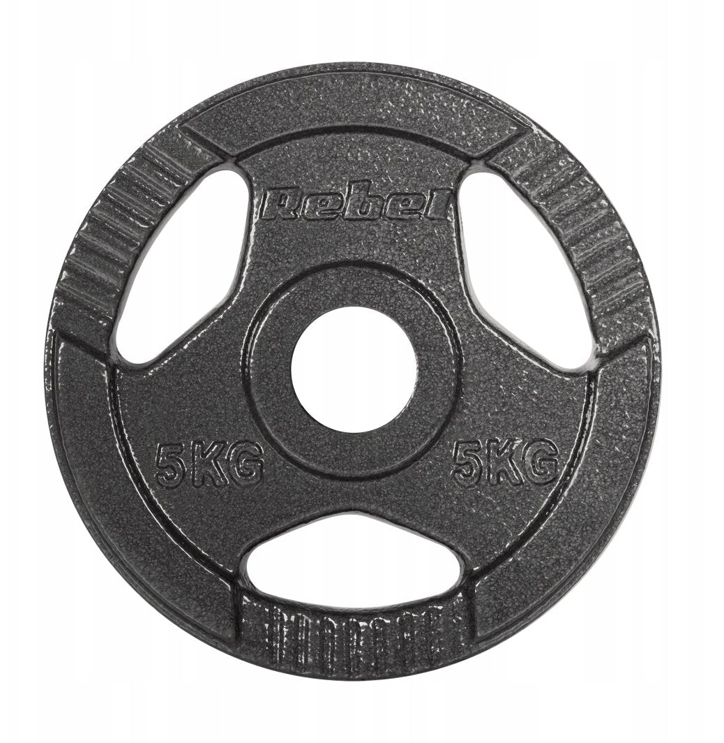 Vektskiver i sort støpejern med tre gripehull, preget med "Rebel" og "5KG", sett rett forfra.