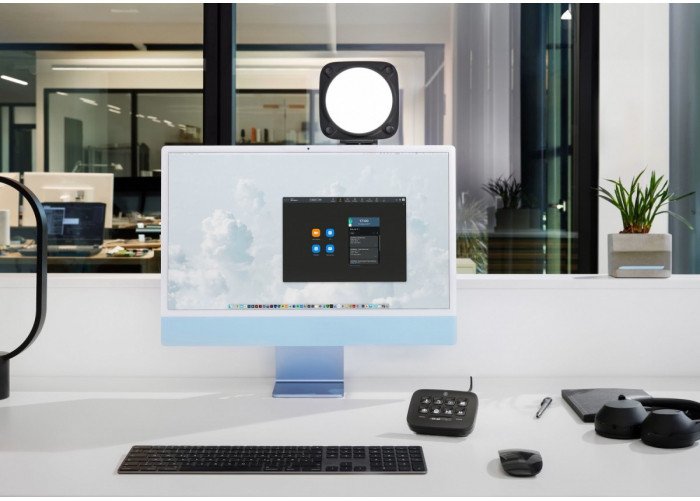 Sammenleggbar tredemølle LED-lyslampe Elgato Key Light Neo festet på dataskjerm på kontorpult.