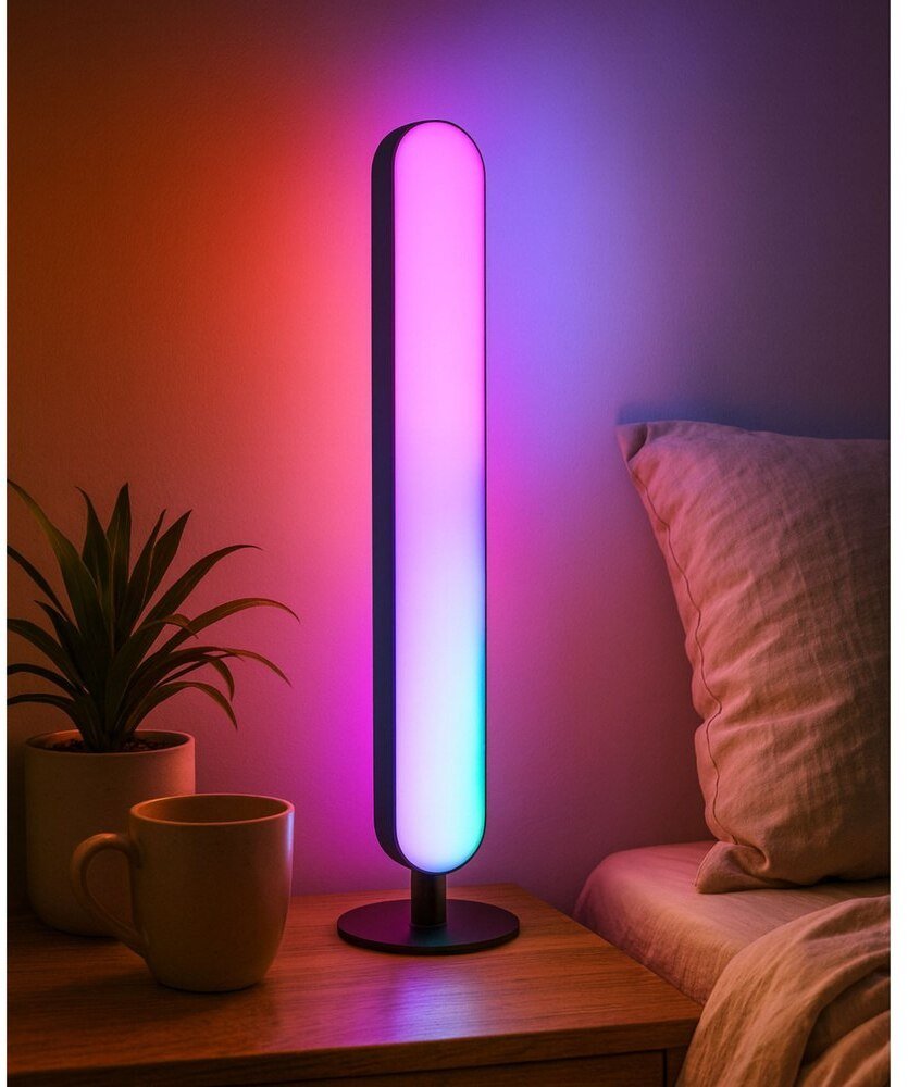 Tredemølle skrivebordslampe RGB LED sett plassert på nattbord med seng, kopp og plante.