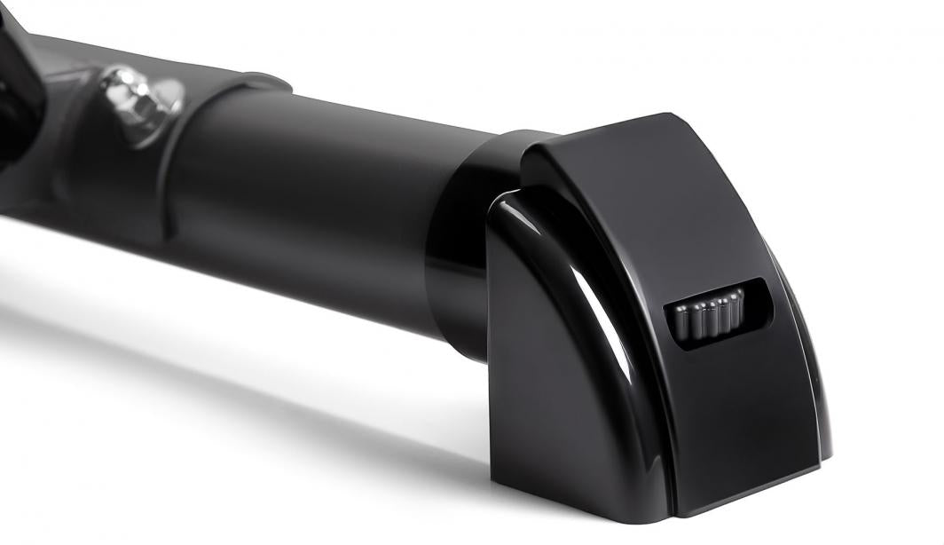 Trimsykkel med sort, blank metalldel og justeringshjul i plast sett fra siden, skruedetalj til venstre.