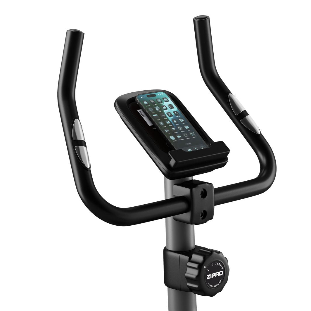 Trimsykkel med styre, display og mobilholder, sølvfargede pulssensorer på håndtakene, sett fra skrå vinkel.