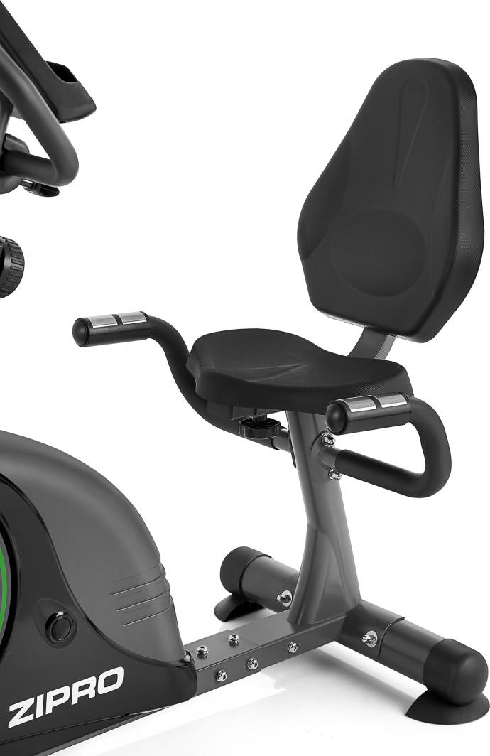 Ergometersykkel med svart, ergonomisk sete, ryggstøtte, synlige håndtak og robust ramme sett fra siden.