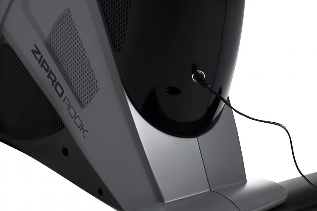 Treningssykkel i grått og svart med tilkoblet strømkabel, og "ZIPRO ROOK"-logo synlig på siden.