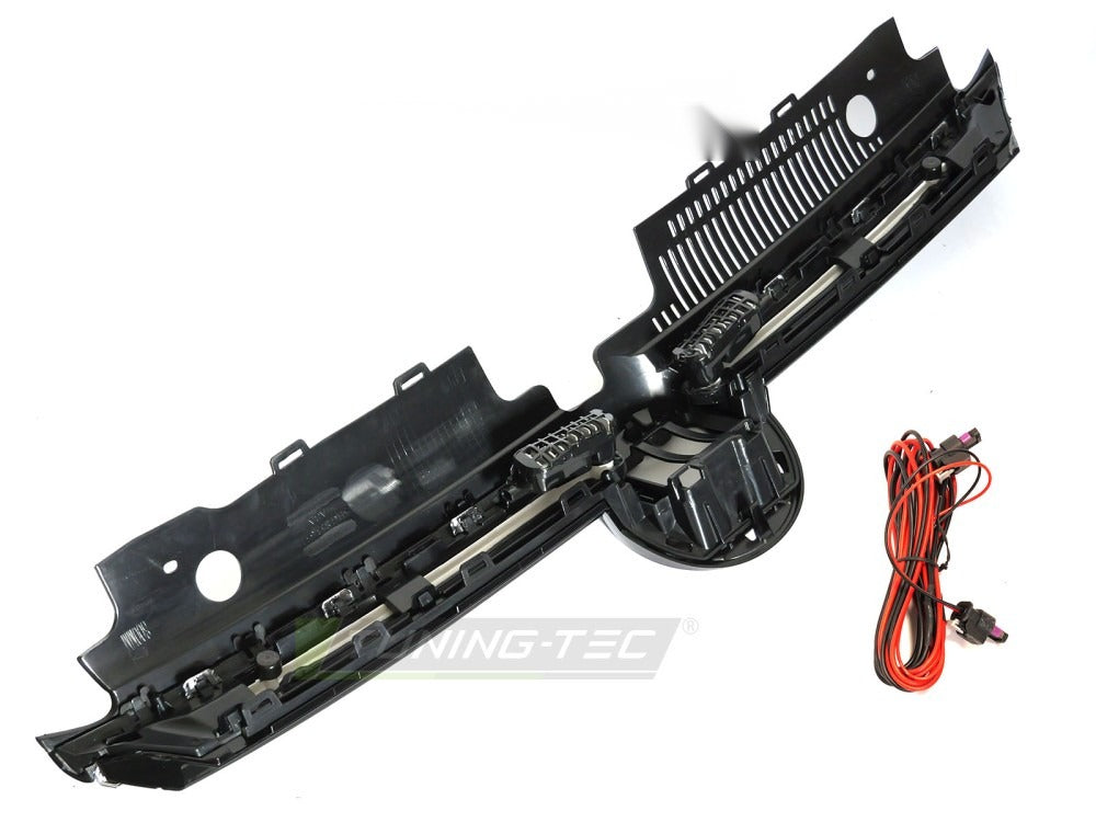 Grill Line VW Golf 8 19-24 – detalj av kanter og festepunkter