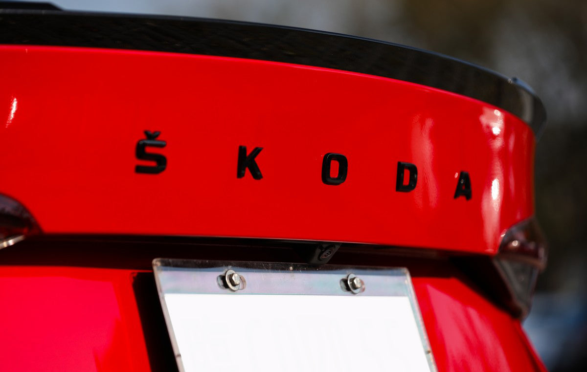 Emblem Skoda bokstaver Octavia IV > Piano Bakluke Glossy Black - sett bakfra