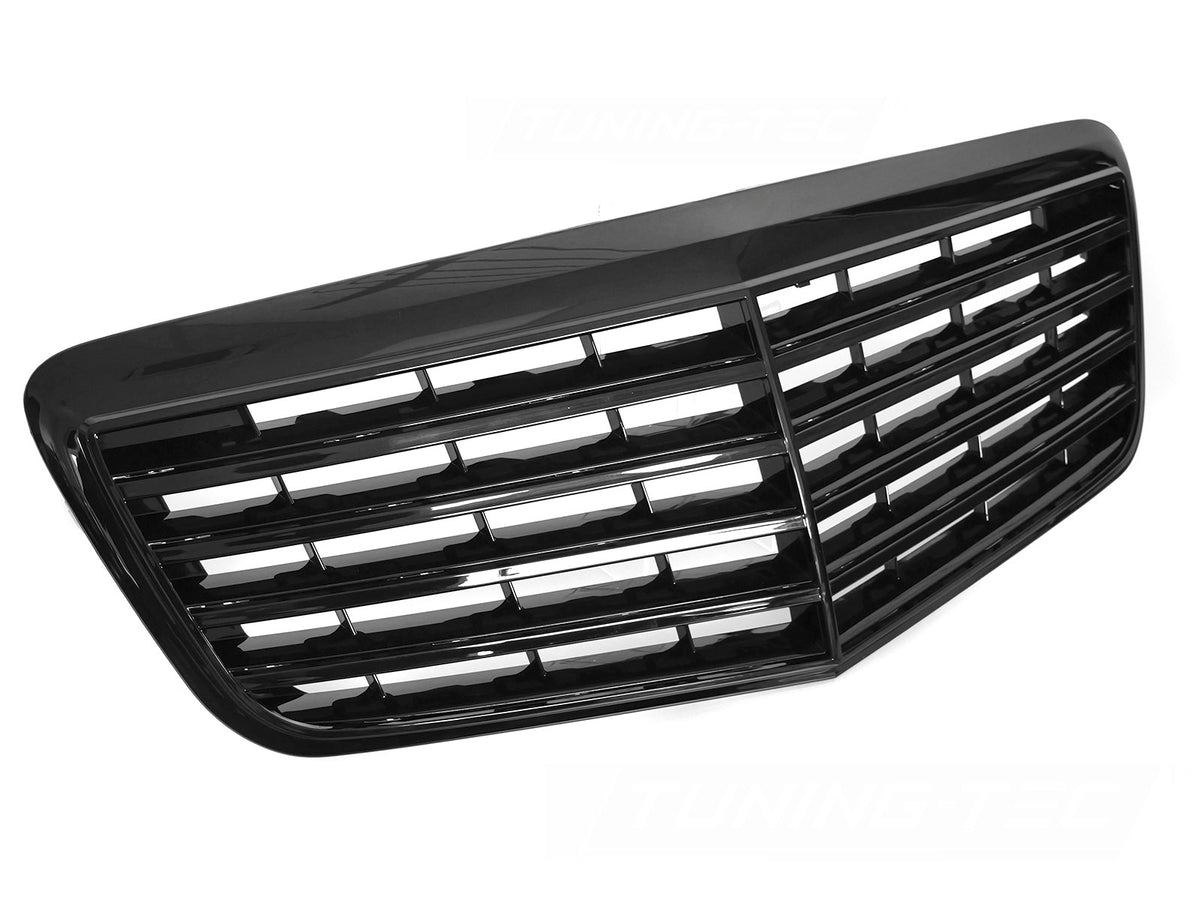 Grill til Mercedes E-Klasse W211/S211 06-09 i sort sett rett forfra på hvit bakgrunn.