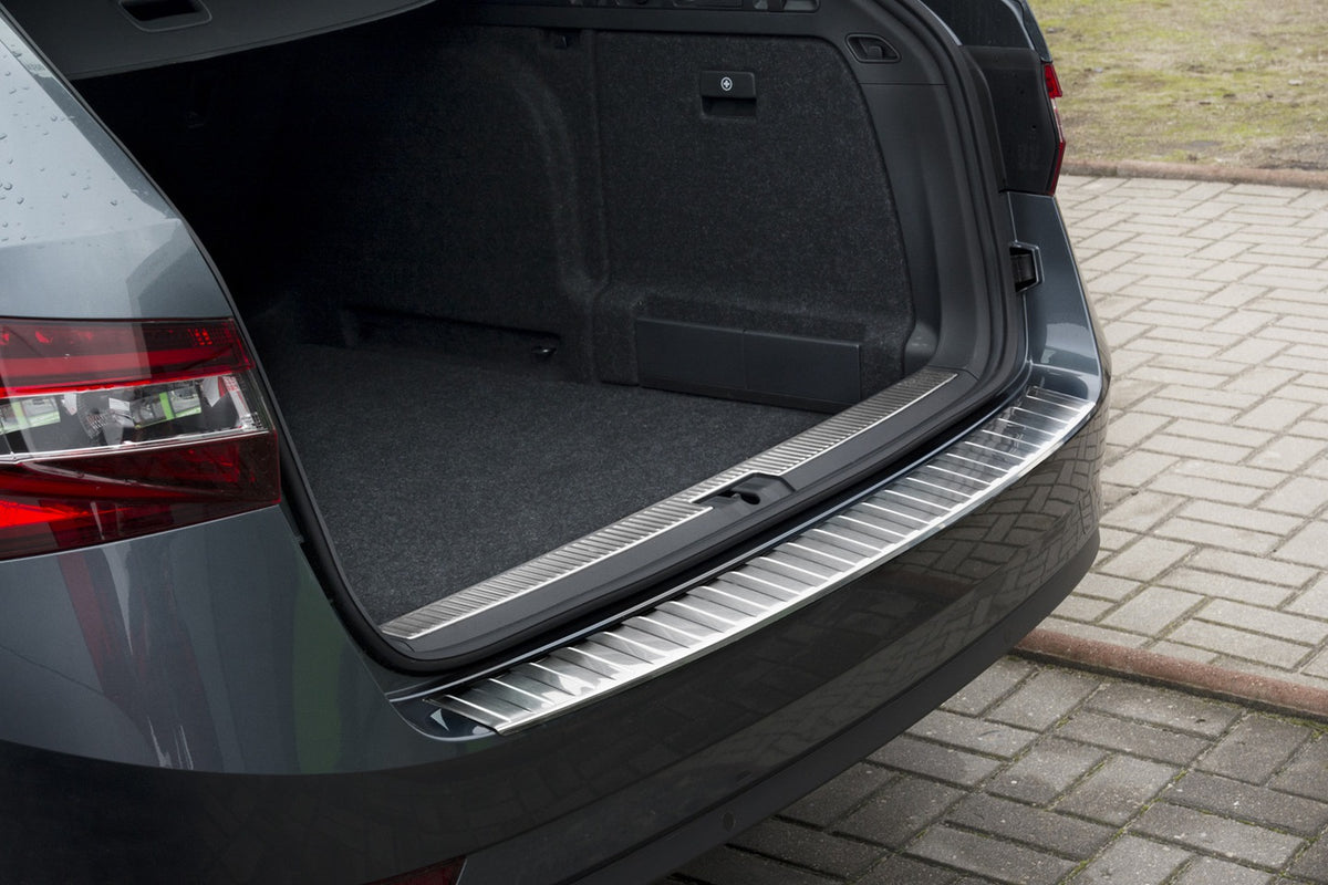 Avisa bakfangerbeskytter til Skoda Superb III Stasjonsvogn / Silver Edition – rustfritt stål