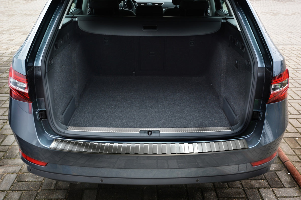 Avisa bakfangerbeskytter til Skoda Superb III Stasjonsvogn / Silver Edition – børstet sølv
