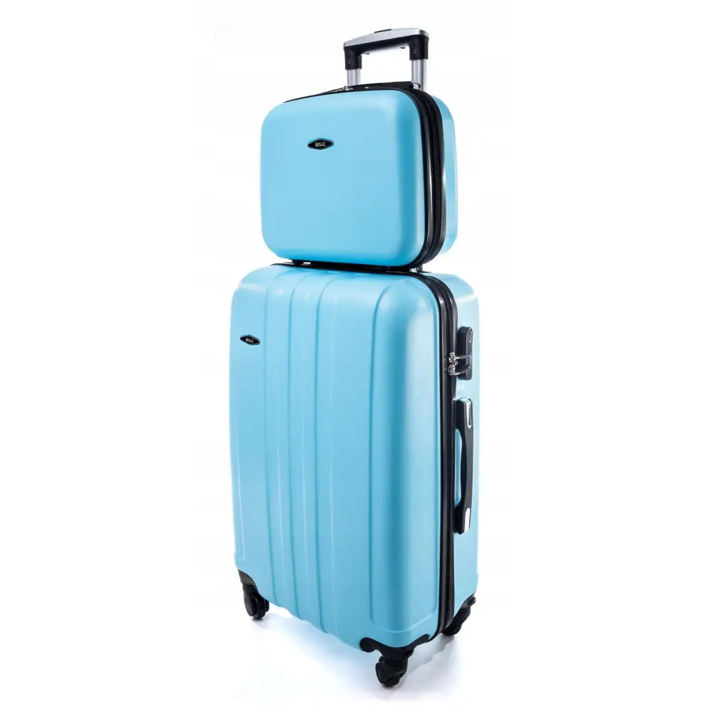 2-i-1 sett med lyseblå medium XL reisekoffert og matchende skjønnhetskoffert, skrå vinkel.