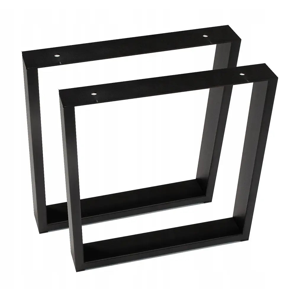 To svarte, rektangulære metallben til bord, sett i vinkel med synlige monteringshull på toppen mot hvit bakgrunn.