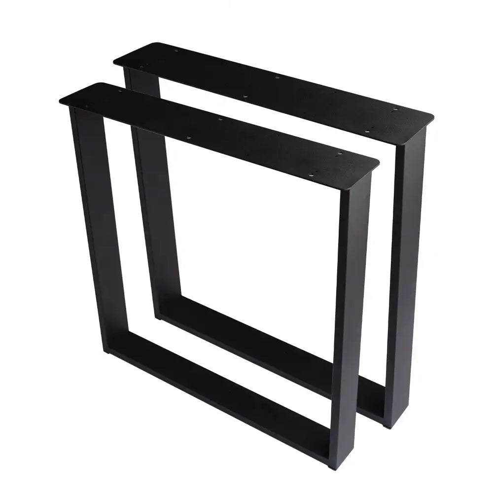 To svarte, rektangulære stålben til bord, skrå vinkel med synlige skruehull på toppflaten.