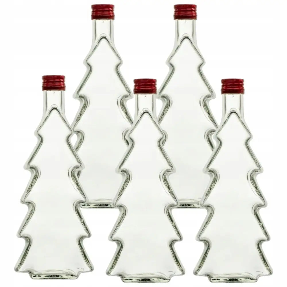 Juletre glassflasker med rød skrukork, sett forfra i gruppe på hvit bakgrunn, egnet for likør eller vodka.