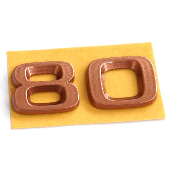 Original Skoda emblem til Skoda Enyaq 80 Penny Copper metallic for bakluke i ABS materiale med Penny Copper metallic finish