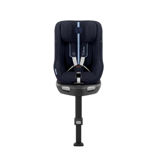 Bilstol i mørk blå tekstil med polstrede seler, støtteben og ISOFIX, sett forfra med tydelige festeanordninger.