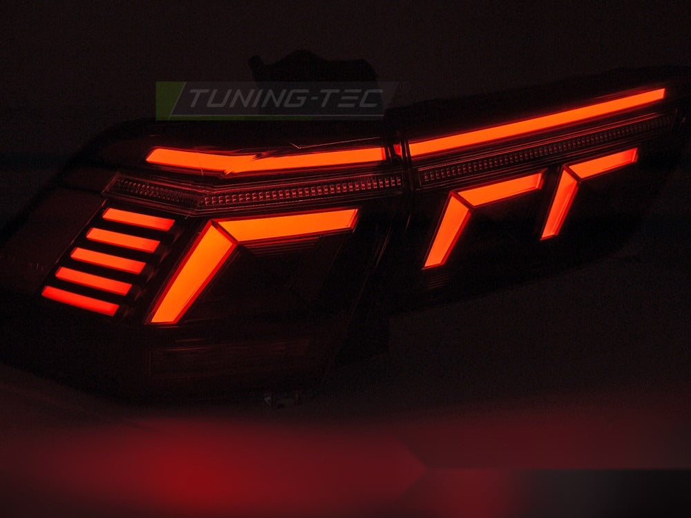 Detaljbilde av baklykter VW Tiguan II 20-24 med LED-detaljer.