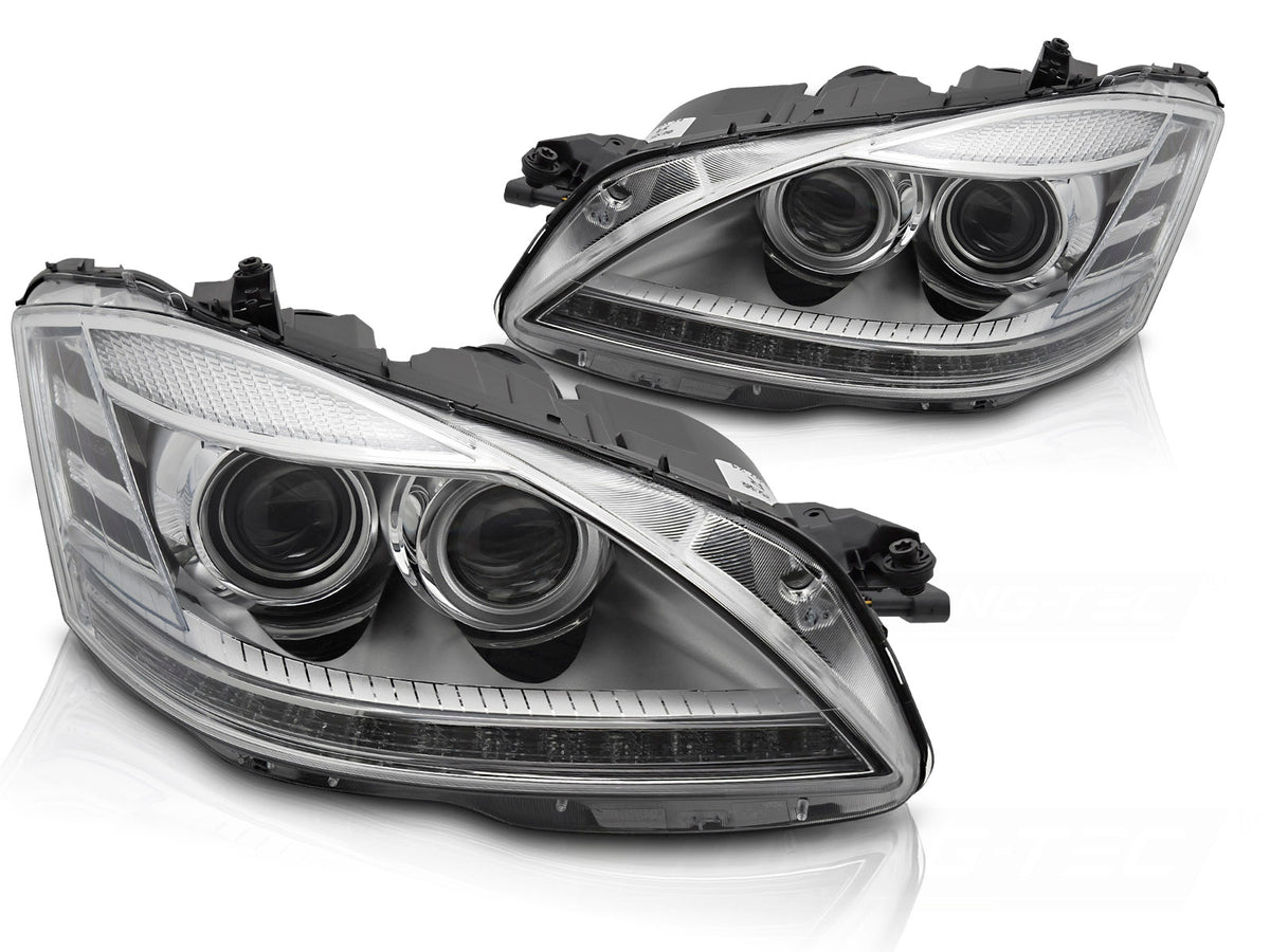 Frontlykter Xenon LED Headlights til Mercedes W221 S-Class 05-09 sett rett forfra på hvit bakgrunn.