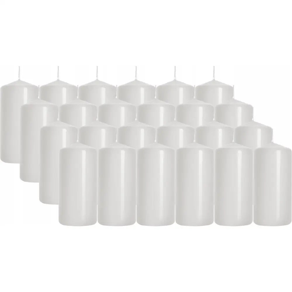 Hvite sylinderformede kubbelys fra Bispol, arrangert i rekker med synlige veker og jevn overflate.