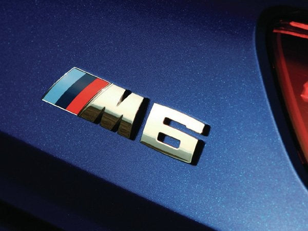 Emblem/logo til Bmw M6 i krom med M-farger for bakluke, original BMW-del