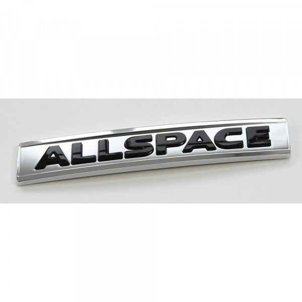 Originalt emblem/logo til Vw Tiguan Allspace med krom, aluminium og svart finish, montert på bakluke