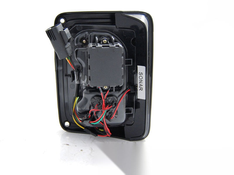 Baklykter Jeep Wrangler JK 07-18 montert i bilen.